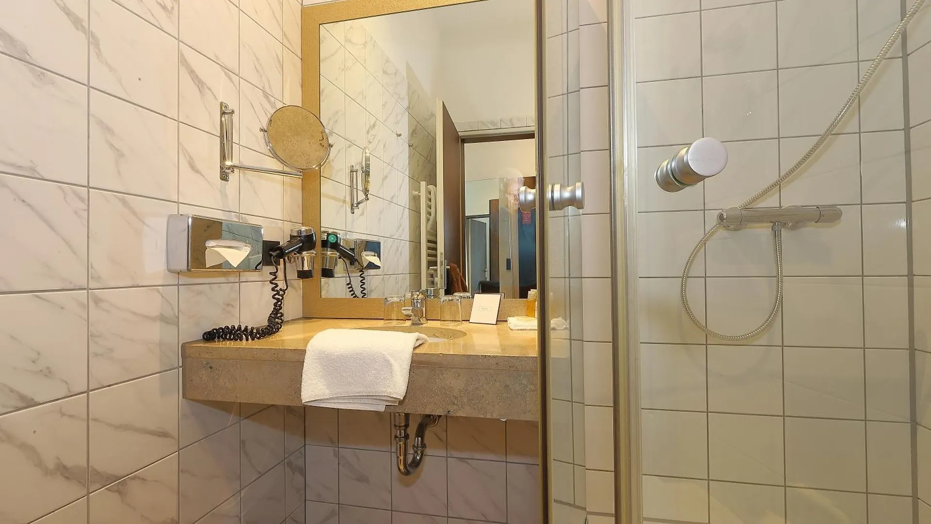 Devin Art Hotel Дюссельдорф